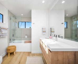 Shower, hair dryer, towels - Luxury 4 Story home next to Alamitos Yacht Club. Steps to Beach and Bay. (Long Beach)