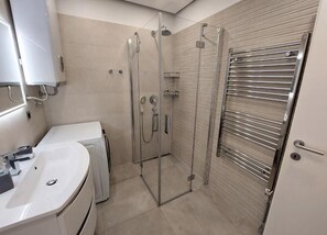 Haartrockner, Handtücher, Seife, Toilettenpapier