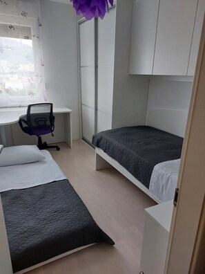 3 habitaciones, escritorio, tabla de planchar con plancha y wifi gratis 