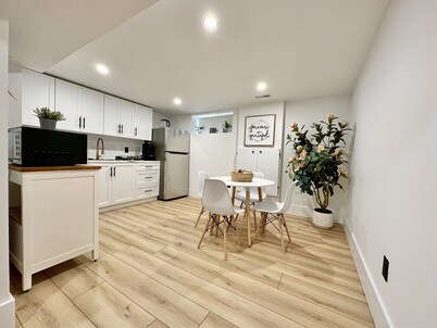 Modern, Bright, Spacious 2 Bedroom Guest Suite - Entire Separate Basement 