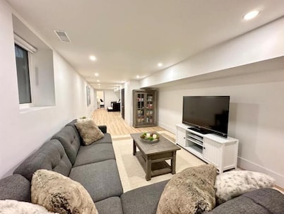 Modern, Bright, Spacious 2 Bedroom Guest Suite - Entire Separate Basement