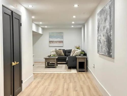 Modern, Bright, Spacious 2 Bedroom Guest Suite - Entire Separate Basement 