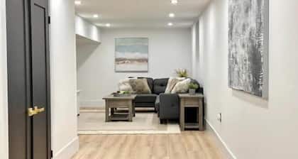 Modern, Bright, Spacious 2 Bedroom Guest Suite - Entire Separate Basement