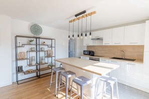 Een microgolfoven, een oven, een kookplaat, een vaatwasser