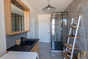 Een douche, een haardroger, handdoeken, zeep