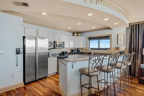 Kylskåp, mikrovågsugn, ugn och spishäll