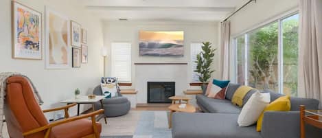 Una Smart TV, una chimenea