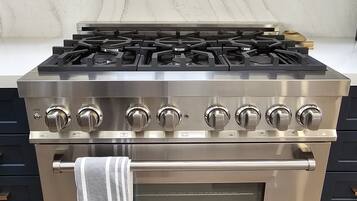 Refrigerador, microondas, horno y parrilla de estufa