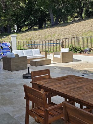 Outdoor dining - West Side 3BR/3BA - En suite layout, Pool&Hot Tub, nestled in oak covered hills! (Atascadero)