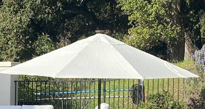 West Side 3BR/3BA - En suite layout, Pool&Hot Tub, nestled in oak covered hills!