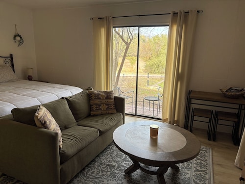 Wrightstown Retreat: Quiet.Cozy.Private STUDIO guest home- peaceful patio!