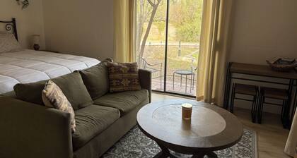 Wrightstown Retreat: Quiet.Cozy.Private STUDIO guest home- peaceful patio!