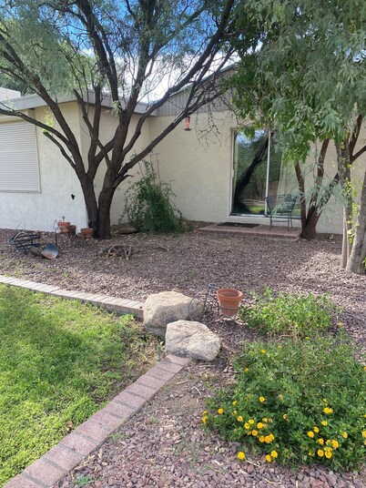 Quiet and cozy private studio guest home with peaceful patio in sunny Tucson!