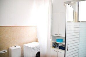 Dutxa, assecador de cabells, bidet i tovalloles