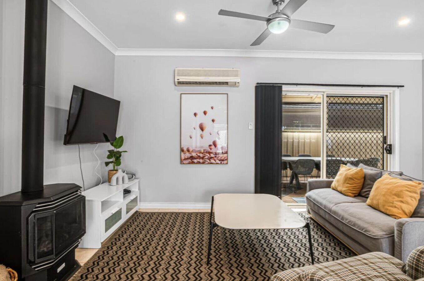 Smart-tv en een open haard