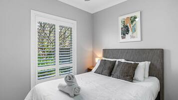 3 bedrooms, desk, iron/ironing board, travel cot