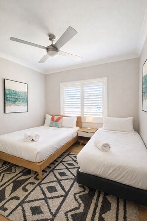 3 Schlafzimmer, Schreibtisch, Bügeleisen/Bügelbrett, Reisekinderbett