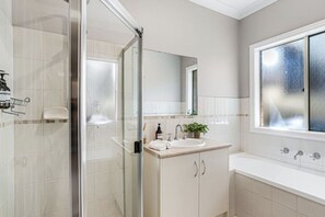 Secador de pelo y toallas