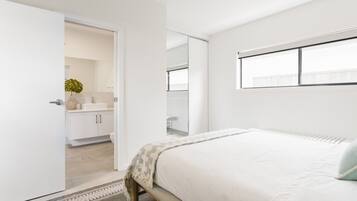 5 bedrooms, desk, iron/ironing board, travel crib