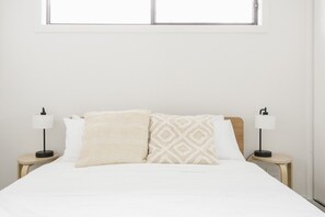 5 bedrooms, desk, iron/ironing board, travel crib