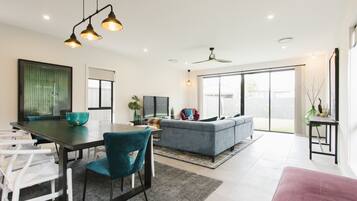 Smart TV, table tennis