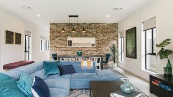 Smart TV, table tennis