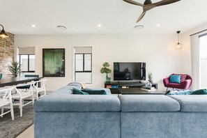Smart TV, ping pong - Entire Luxury Townhouse - 5BR - 3BTH (Brighton)