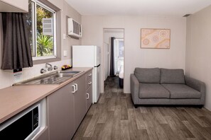 Economy-Ferienhütte | Wohnbereich | 33-Zoll-Flachbildfernseher mit Digitalempfang