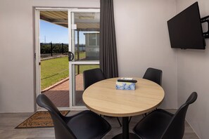 Economy-Ferienhütte | Wohnbereich | 33-Zoll-Flachbildfernseher mit Digitalempfang