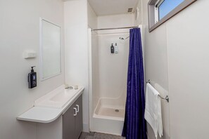 Ensuite Cabin | Bathroom | Free toiletries, towels, soap, shampoo - Echo Holiday Parks - Port Pirie (Solomontown)