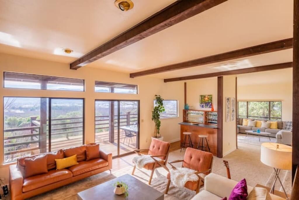 Smart-TV, Videospiele, Tischfußball, Bücher