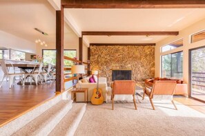 TV connectée, jeux vidéo, baby-foot, livres