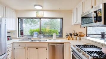 Frigorifero, microonde, forno, piano cottura