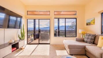 Älytelevisio, videopelejä, pöytäjalkapallopöytä, kirjoja