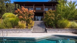 A modern house with a pool, surrounded by lush greenery and a clear sky. - Verona: Awesome Views, Pool, Vineyard, Hot Tub! (Ukiah)