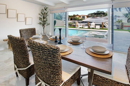 Lux FL Waterfront Heaven, Pool, Jacuzzi, World Cup? Stadium is Only 15 Mins Away