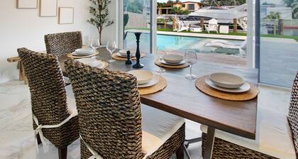 Lux FL Waterfront Heaven, Pool, Jacuzzi, World Cup? Stadium is Only 15 Mins Away