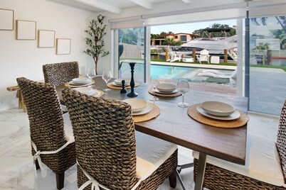 Lux FL Waterfront Heaven, Pool, Jacuzzi, World Cup? Stadium is Only 15 Mins Away