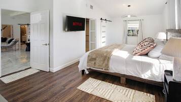 3 habitaciones, escritorio y tabla de planchar con plancha