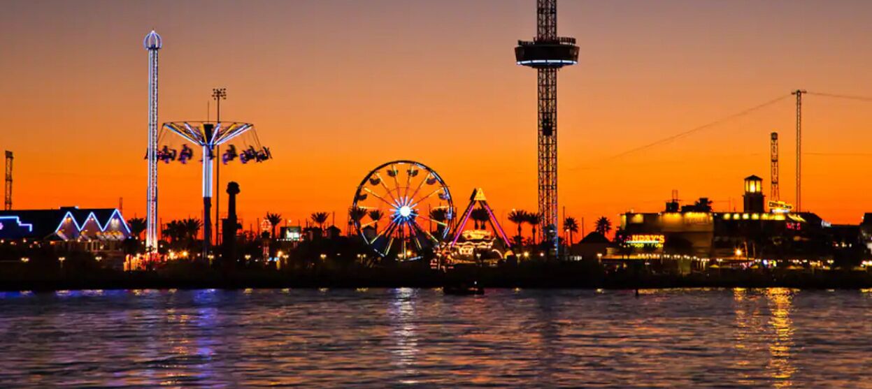 Kemah Quarters C — KING Bed, Fast WiFi, Kemah Boardwalk 2 mins away.