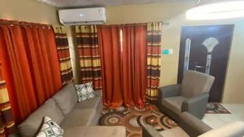 Smart TV, livros, aparelho de som