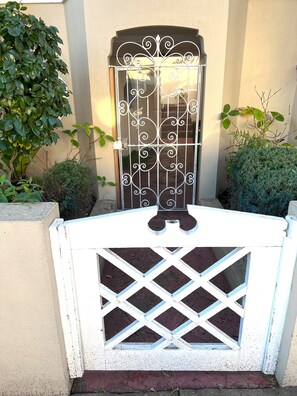 Exterior detail - Spacious home. Stunning yard/decks. 3 bedrooms, including en suite. Near BART. (San Francisco)