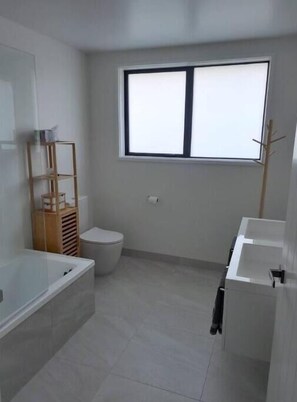 Serviettes fournies, savon, shampooing, papier de toilette