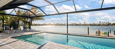 Piscina a l'aire lliure i piscina climatitzada