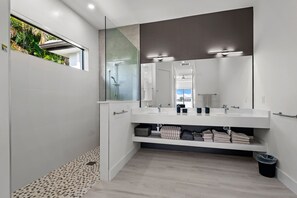 Regadera, secadora de cabello, bidet, toallas 