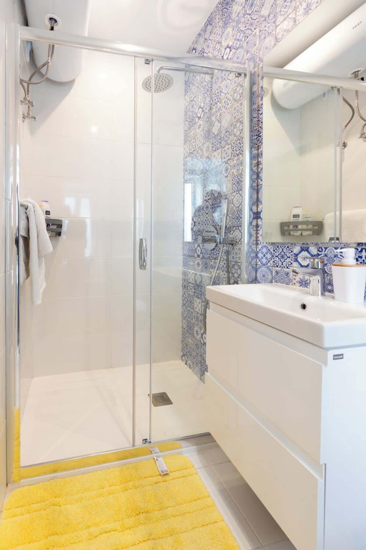 Chuveiro, secador de cabelo, shampoo 