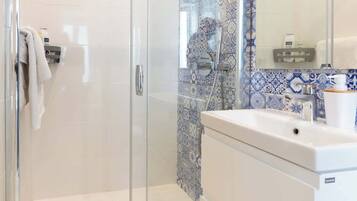 Douche, sèche-cheveux, shampoing