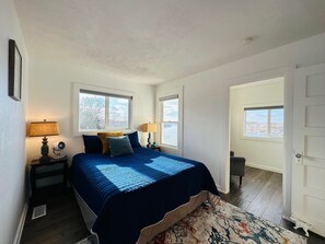 2 soverom, skrivebord, strykejern/-brett og reiseseng for barn