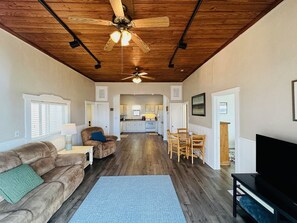 Smart TV, books - Cabin No. 5 @ The Old Swiss Village - Lake View! (Osage Beach)