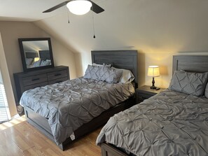 3 Schlafzimmer, Schreibtisch, Bügeleisen/Bügelbrett, Reisekinderbett